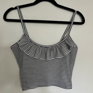 Randig topp  - Randig topp med volang från märket supré. Storlek S och i väldigt gott skick.