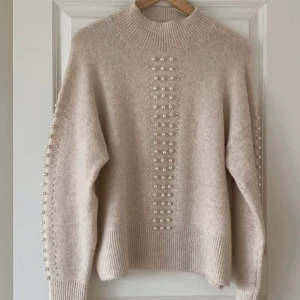 Stickad tröja med pärlor❤️ - Super mysig stickad tröja😍 Minns tyvärr inte vart den är köpt, men den är helt oanvänd och i väldigt bra skick. Materialet är väldigt mjukt, den har pärlor på både ärmarna och framsida