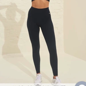 Snygga träningsbyxor  - Säljer ett par snygga träningsbyxor från Aim’n! Inte använda speceillt mycket då dom var för små redan när jag köpte dom. Fint skick😍