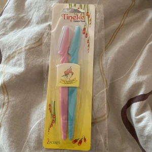 Två par ögonbryns knivar - Helt nya alltså inte använda ögonbrynsknivar som inte används längre eftersom jag inte behöver. Köparen står för frakten❤️