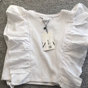 Vit volang topp🤍 - En oanvänd vit volang topp från zara !👌🏼🤍 
