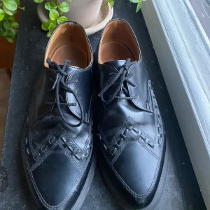 Dr Martens 38 - Köpta via Plick. Knappt använda. Säljes p.g.a det sällan används.   I pris ingår ej frakt.  Finns att hämta i Malmö. 