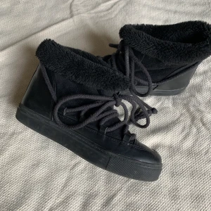 Vinterskor - Säljer dessa inuikii inspirerade skor från Gina tricot i bra skick. Jättemysigt foder i hela skon som håller fötterna varma❤️‍🔥💕🧸