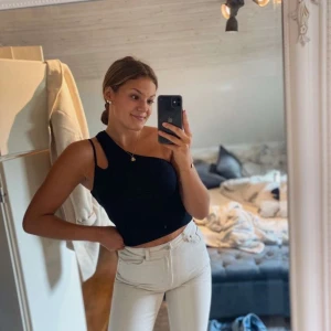 Nelly festtopp - Superfint linne från Nelly, passar perfekt till fest eller bara med en kofta till skolan 💓 Storlek S, har endast använt 2 gånger!  På bilden har jag vikt upp den lite, så det är lite längre, men går lätt att vika upp om man skulle vilja ha den kortare💕