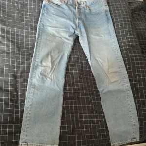 Levis jeans - Ljusa levis jeans. Storlek 32 W 30 L, skriv för mer info.