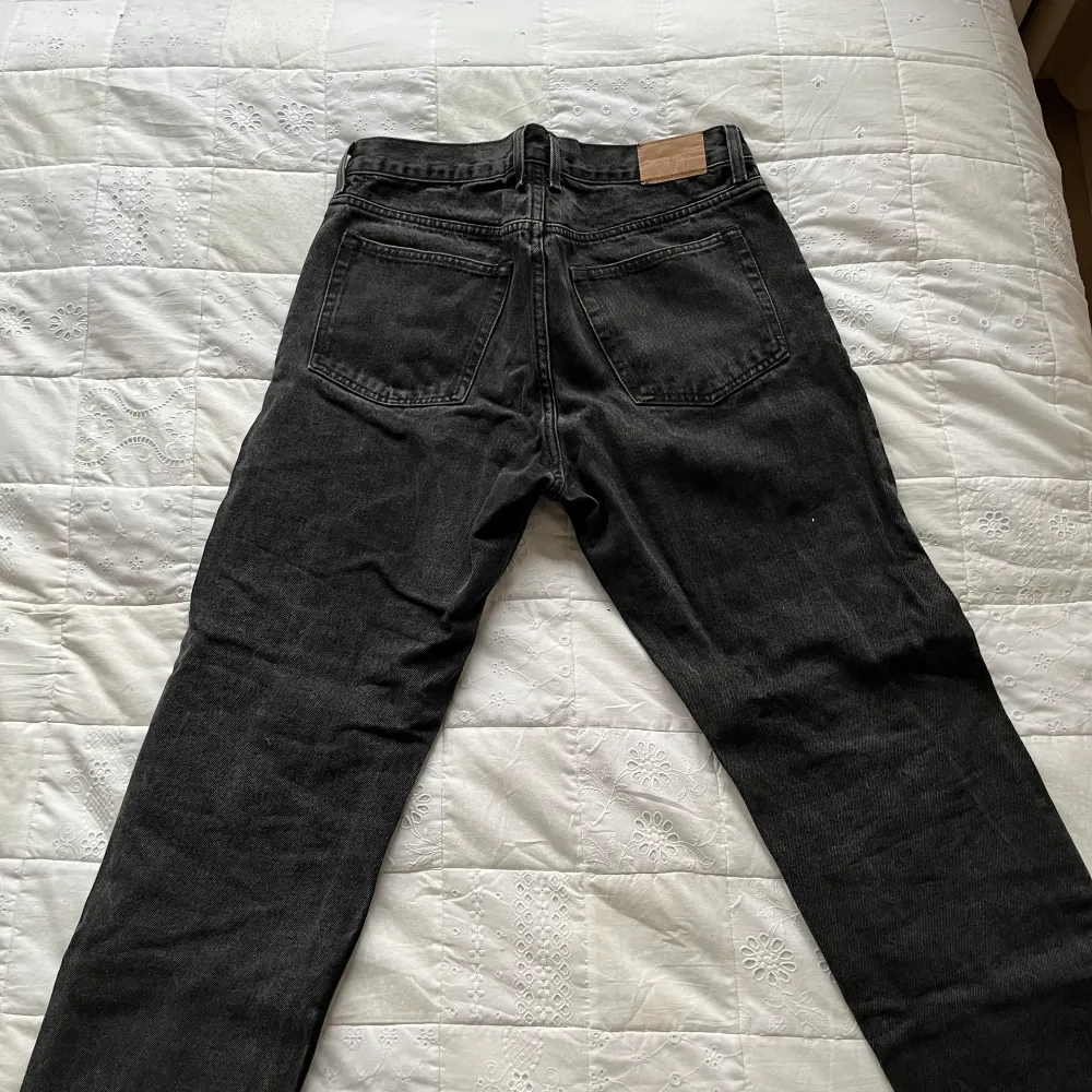 Svarta weekday jeans i storlek 30/30 Ritkigt najs men dom har sprucket på vänstra låret så nu är den ihop sydd där. Har ett par hela i samma storlek och färg också om nån är intresserad!   Leverans kan diskuteras vid intresse! :)). Jeans & Byxor.