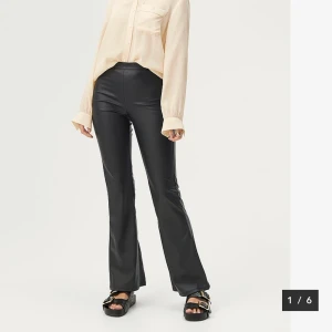 Gina Tricot skinnbyxor - Svarta skinnbyxor från Gina tricot med ”sträck” fram på benen (finns inte med på bilderna), knappt använda, kan vara i petit längd