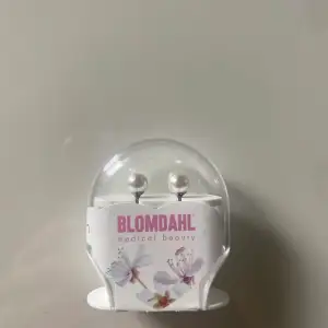 Blomdahls pärlörhänge 6mm breda