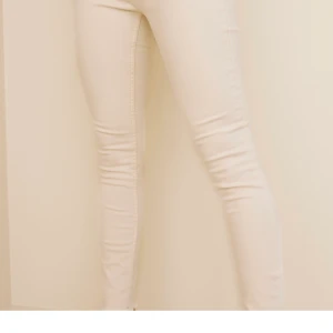 Beiga jeans, Nelly - Beiga tighta jeans från Nelly, står inte vilken storlek men skulle säga 32, använda Max 1 gång