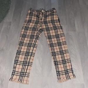 Burrberry  - Ganska slitna använt dom mycket