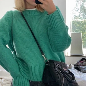 Grön stickad tröja  - En grön fin stickad tröja från lindex. Sparsamt använd och i ett jätte fint skick (dock lånade bilder!!!) Köpt för 400kr. Skriv för egna bilder❤️‍🔥