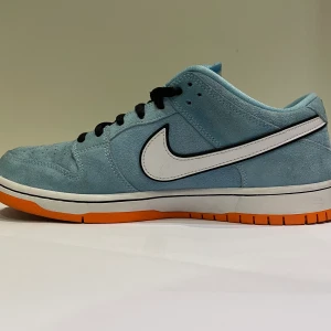Nike SB Dunk low club gulf 58 - Extremt bra skick Knappt använda Storlek 42,5 Pris går att diskuteras vid snabb affär 