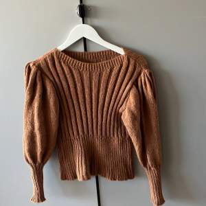 Superfin brun tröja i ull. Tröjan är ursprungligen från Italien och är aldrig använd. 