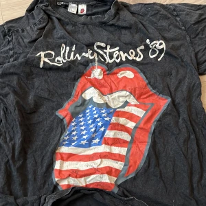 Rolling Stones tröja  - En grå Rolling Stones tröja. Aldrig använd. Köparen står för frakt 