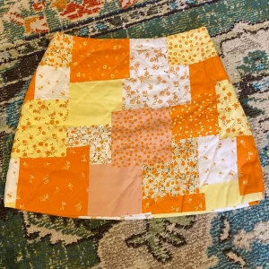 Monki kjol  - Aldrig använd, säljer pg av att jag behöver göra plats i garderoben. Köparen står för frakt. För mer frågor så är det bara att skriva