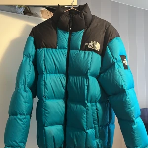 North face jacka!! - Säljer min jätte fina unika north face jacka i en underbar turkos färg! Den är trendig, superskönt och varm!! Perfekt för vintern❤️ Den passar alla!! Den är använd så säljer billigare en köpt! 