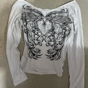 Y2K grunge fairy long sleeve - Fin long sleeve som bara använts 1 gång då den inte passar! Den är en lite längre croptop med jättefina paljetter och söta svarta detaljer. Den är jätteskön och passar till jättemycket! 