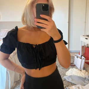 Topp från Nelly  - Svart topp från Nelly. Aldrig använd. Strl 38