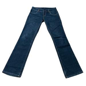 mörkblåa låg/medel-midjade straightleg jeans! de är för stora på mig så därför har jsg inga bilder på. innerbenslängd: 78 cm, midjemått: 81 cm. 