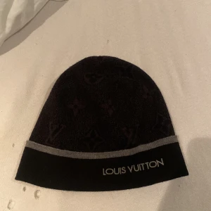 Louis Vuitton mössa  - Tjo! Nu kommer jag med en mössa jag vill sälja. Har haft mösssn i ungefär 2 månader box och kvitto följer ej med för jag hittar ej dom men den är i bra skick jätte fin och unik pris kan diskuteras genom DM❗️