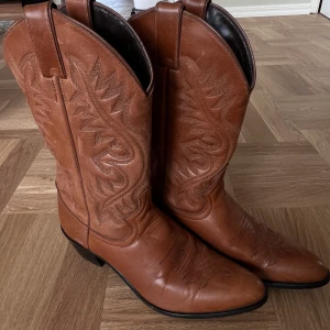 Cowboy boots - Jättesnygga cowboy boots köpta i Texas och gjorda i Mexico. I jättefint skick och bara använda ett fåtal gånger! ☀️🌵🏜️
