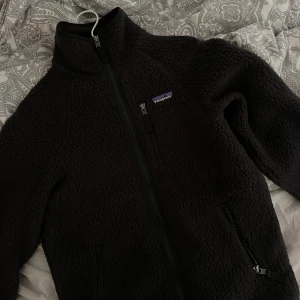 Patagonia ”retro pile jacket” - Säljer min patagonia fleece som är i storlek S (herrstorlek) den är knappt använd så jag skulle säga att den är som i nyskick.