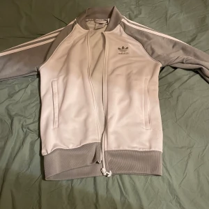 Adidas kofta  - Säljer en Adidas kofta storlek Xs, använt 3 gånger. Säljer den för att den passar inte mig längre. 