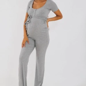 Jumpsuit  - En grå jumpsuit för gravida kvinnor. Har råkat beställt den av misstag och har glömt att returnera den. Har aldrig använt den endast testad och den är i bra skick. 