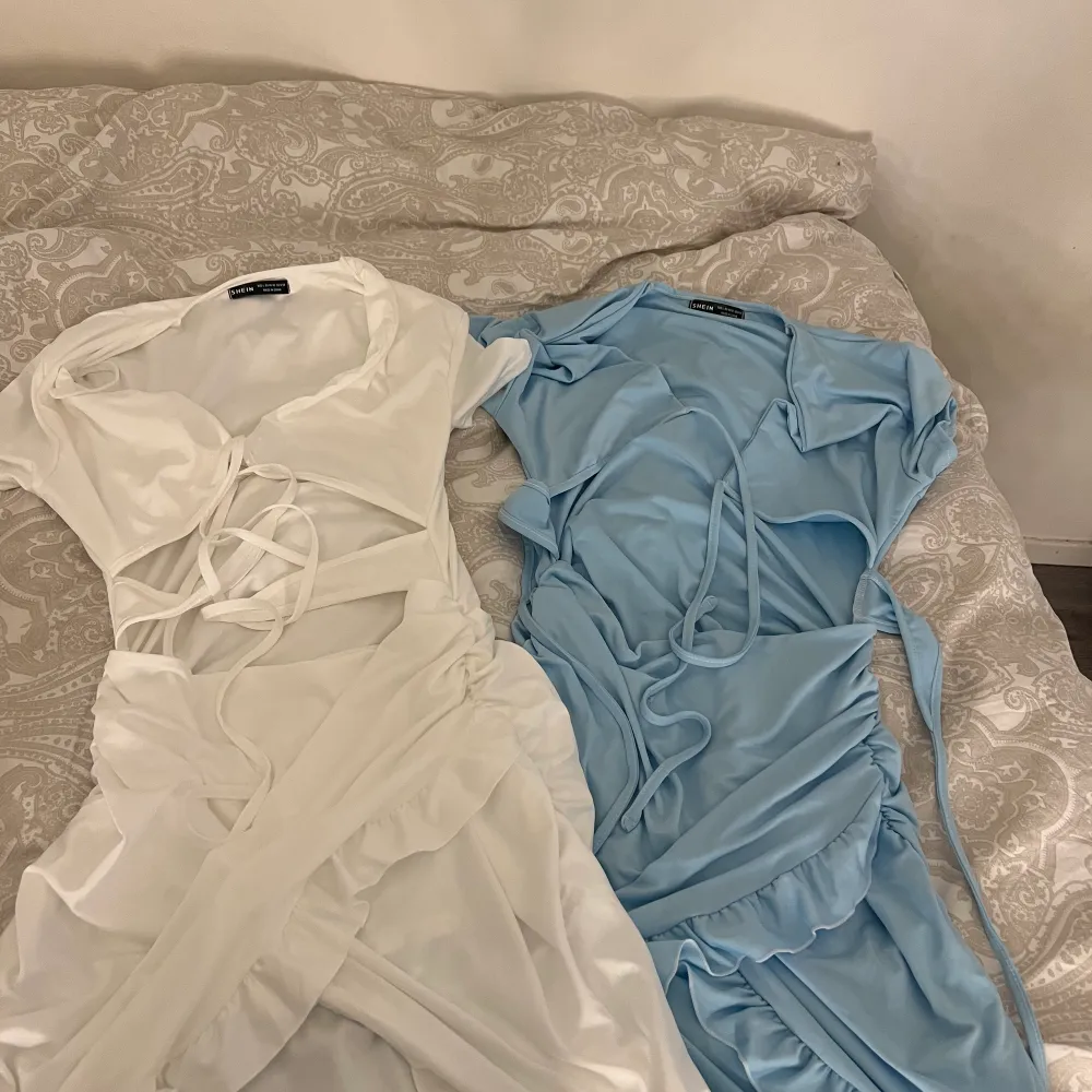 2 stycken helt nya klänningar ifrån shein säljer dem pågrund av att dom inte passade mig så bra annars var den super fina, aldrig använda. Båda ingår. Klänningar.