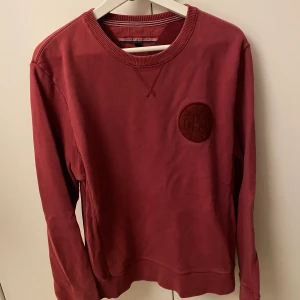 Tommy Hilfiger - Röd Tröja - Strl M. Använd fåtal gånger men har funnits i garderoben något år. 