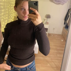 Polotröja - Säljer denna polotröja från Cubus. Aldrig använd. Prislapp kvar dvs nyskick.  Mörkbrun 