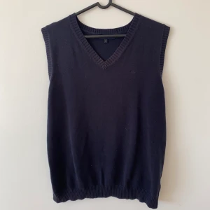 Marinblå väst - Marinblå väst. Frakt tillkommer 💙