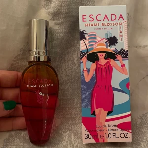 Escada miami blossom - Parfym från Escada, miami blossom. Nästan oanvänd (se bild 2)