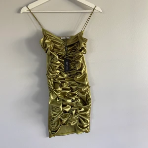 Grönklänning  - Aldrig använd grönklänning från NLY 