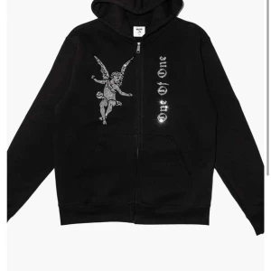 One of one hoodie  - Säljer denna hoodien då den inte kommer till användning. Slutsåld på hemisdan! Köpt för 1500kr är i bra skick äktihetsbevis finns! Skriv för fler bilder, du står för frakt!❤️