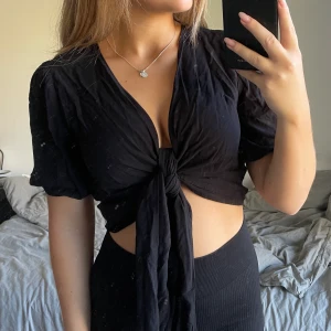 Svart blus från Vila 36 - Svart fin blus från vila storlek 36, knappt använd, går att knyta på olika sätt