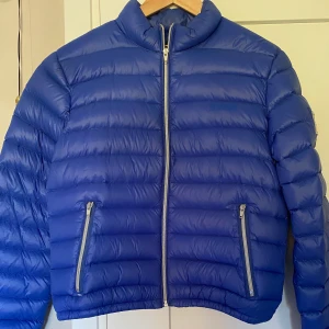 Blå jacka / dunjacka  - Så fin jacka från Svea som tyvärr kommer till användning alldeles för sällan. Perfekt nu till höst/vinter/vår och har den finaste blåa färgen😍💙den är som ny i skicket. Köpt för nästan 2000kr. Storlek L men sitter perfekt på mig som brukar ha S/M i jackor.