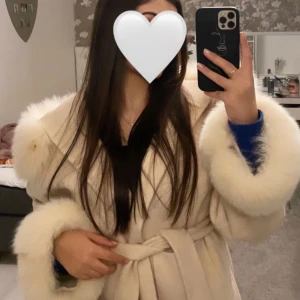 Kappa - En helt ny vit kappa oanvänd i storlek S. Pris kan diskuteras. Kan postas men kan även mötas upp i Kristinehamn/Karlstad