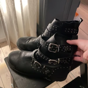 Boots med nitar  - Säljer dessa coola boots från zara barn, köpte för cirka 2 år sedan men i bra skick! Storlek 38🥰köptes för 690kr