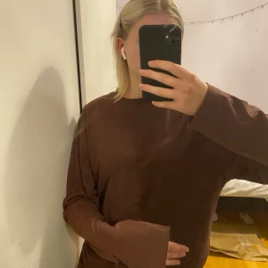 Långärmad tröja  - Brun långärmad tröja i T-shirt material, köpt från ASOS, aldrig använd. Storlek S men är lite stor i storleken!!