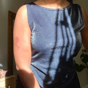 Båtringat glittrigt linne - Båtringat glittrigt linne, storlek S-M. Frakt tillkommer eller hämtas i Sundbyberg :)