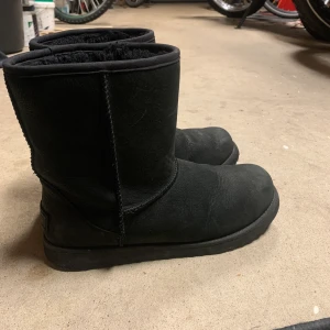 Uggs  - Svarta uggs i storlek 38. Köpte dem i januari, men dem är för stora. Alltså är dem knappt använda och i väldigt bra skick. Nypriset var 2249 kr men säljer för 1000kr inklusive frakt. 