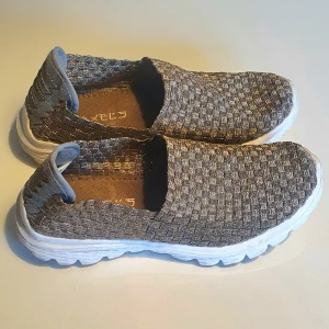 Sneakers strl 36 - Använda men bra skick. Grön/Greige typ. Frakt m frimärke & direkt swish till mig 49kr, välj ej Köp Nu isåfall. Samfraktar för minsta möjliga frakt kostnad för dig. Kontakta mig angående detta