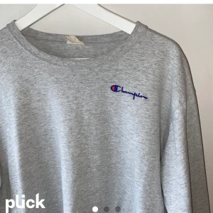 Ljusgrå champion - Säljer denna ljusgråa championtröja i storlek herr M så passar många beroende passform! Använd fåtal gånger, bra kvalite! Frakt tillkommer🤭