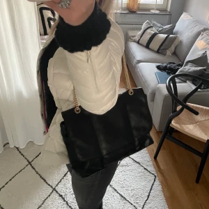 Väska asos  - Helt oanvänd väska med gulddetaljer från Asos💗💕 