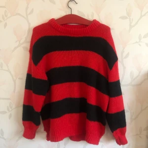 Stickad  - Snygg stickad tröja med breda ränder. Stort hål på sidan, för mig har det inte gått upp mer. 