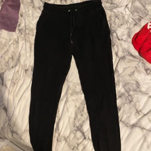 Mys/mjukisbyxor - Svarta mjukisbyxor i stl M på mig sitter dom dock inte så pösigt som jag önskar men fortfarande väldigt stretchiga. En ficka på varje sida och sedan en ficka på höger bak