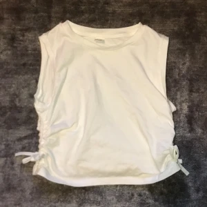 Vit tröja kortärmad  - Storlek 12-13 säljer pga kommer inte till användning, aldrig använd 