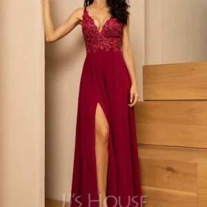 Balklänning - Säljer min röda balklänning som är använd en gång! Nypris - 1190 kr Bra kvalitet och jättefin på🥰