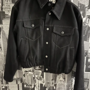 Stay jacka  - Aldrig använts!  För flera bilder meddela mig gärna😊 Storlek: XS men passar även S och M( då jag har M)